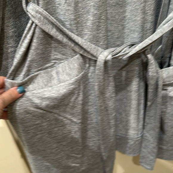 NWT Fourlaps wrap with tie and pockets. So soft!! Mens or women’s. - Picture 3 of 8